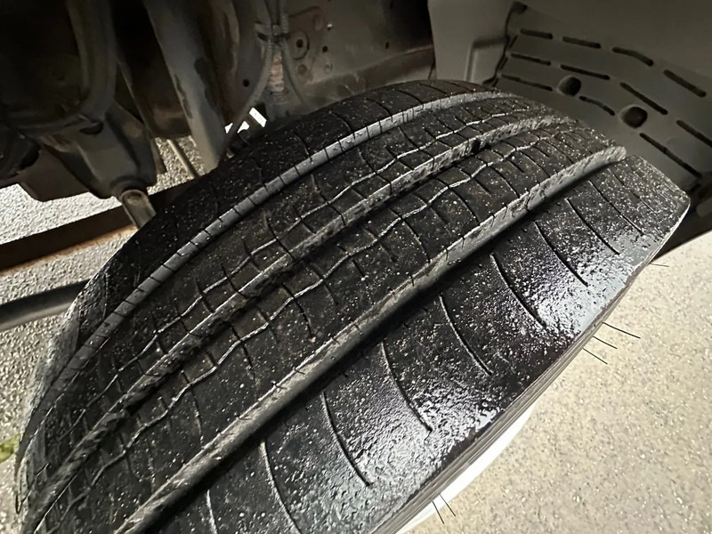 Mercedes-Benz Atego 815 / NL TRUCK / EURO 3 / LOW KM / BOX+LIFT / MANUAL / ANALOG TACHO - Autocarro furgonato: foto 4 Mercedes-Benz Atego 815 / NL TRUCK / EURO 3 / LOW KM / BOX+LIFT / MANUAL / ANALOG TACHO - Autocarro furgonato: foto 4