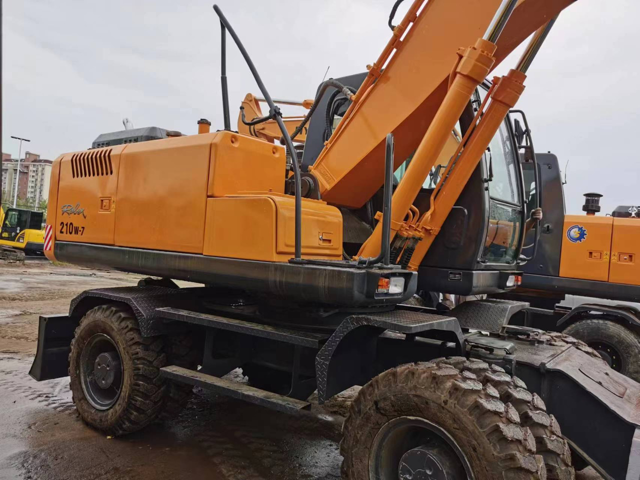 HYUNDAI 210W-7 - Escavatore gommato: foto 1 HYUNDAI 210W-7 - Escavatore gommato: foto 1
