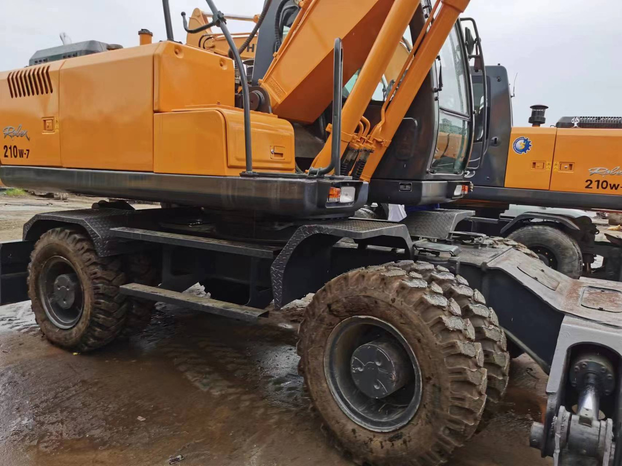 HYUNDAI 210W-7 - Escavatore gommato: foto 2 HYUNDAI 210W-7 - Escavatore gommato: foto 2