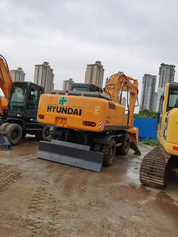 HYUNDAI 210W-7 - Escavatore gommato: foto 4 HYUNDAI 210W-7 - Escavatore gommato: foto 4