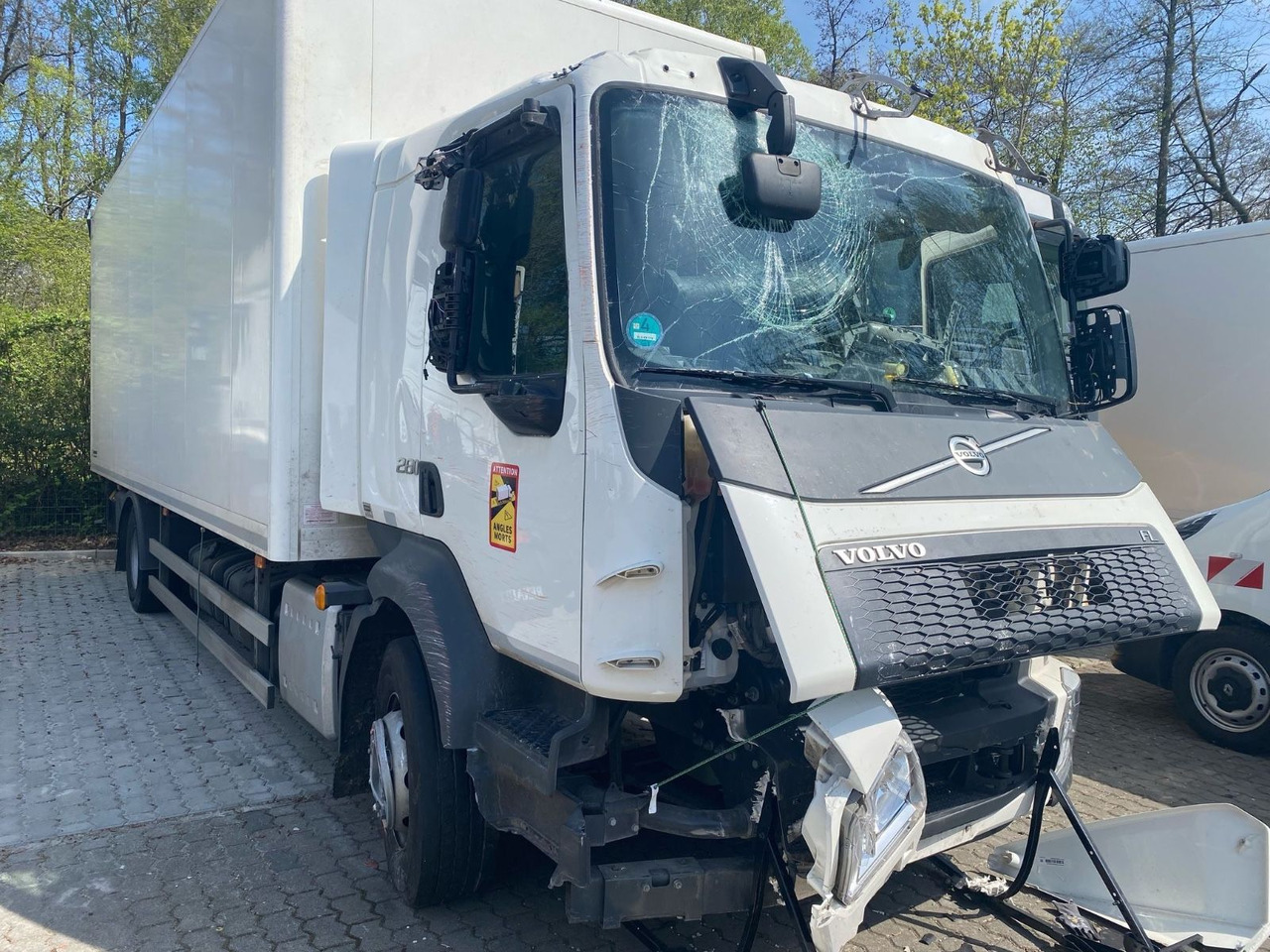 Volvo FL 16.280 Koffer Unfallschaden - Autocarro furgonato: foto 4 Volvo FL 16.280 Koffer Unfallschaden - Autocarro furgonato: foto 4