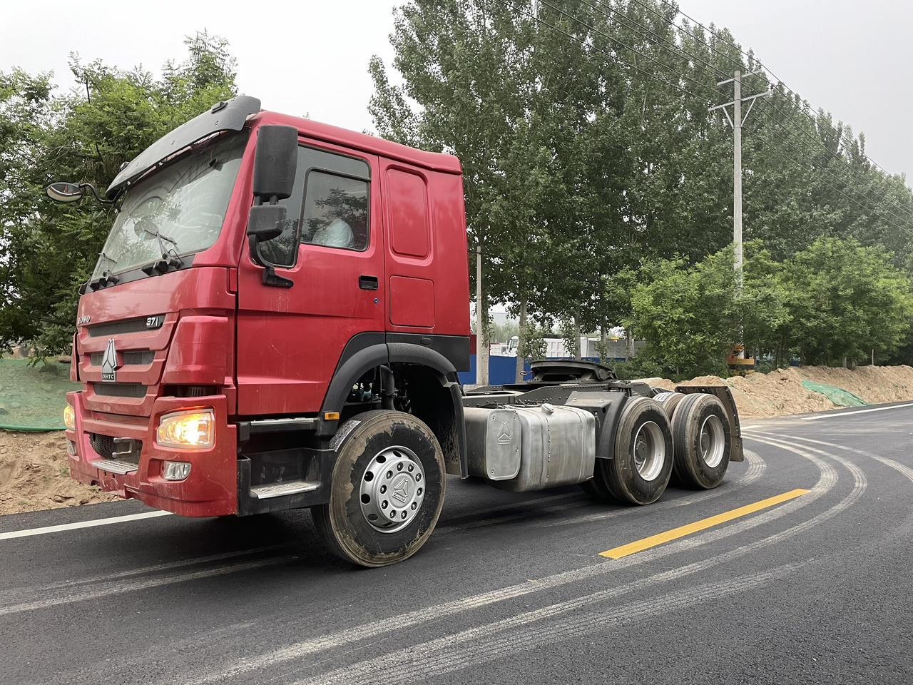 HOWO TRACTOR 6X4 SINOTRUCK 371HP - Trattore stradale: foto 1 HOWO TRACTOR 6X4 SINOTRUCK 371HP - Trattore stradale: foto 1