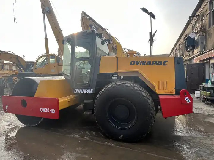 Hot-Selling Used Dynapac Ca30d Road Roller In Stock Good Condition And Quality Assurance Low Price And Low Working Hours On Sale - Rullo stradale: foto 4 Hot-Selling Used Dynapac Ca30d Road Roller In Stock Good Condition And Quality Assurance Low Price And Low Working Hours On Sale - Rullo stradale: foto 4