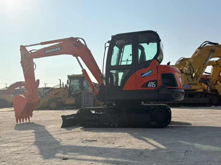 Used excavator doosan dx60 excavators earth-moving machinery doosan dx60 dx80 dx75 dx225 dh60 dh60-7for sale - Escavatore cingolato: foto 2 Used excavator doosan dx60 excavators earth-moving machinery doosan dx60 dx80 dx75 dx225 dh60 dh60-7for sale - Escavatore cingolato: foto 2