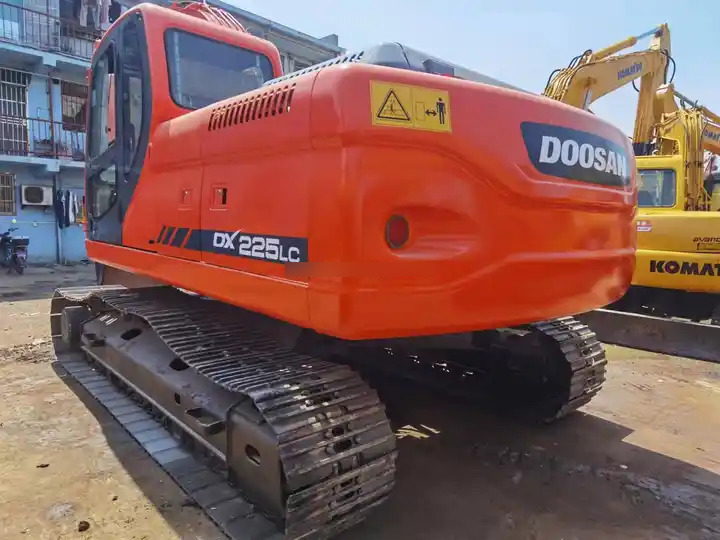 Second hand excavator used machinery equipment Doosan dx225 used excavators in stock for sale - Escavatore cingolato: foto 4 Second hand excavator used machinery equipment Doosan dx225 used excavators in stock for sale - Escavatore cingolato: foto 4