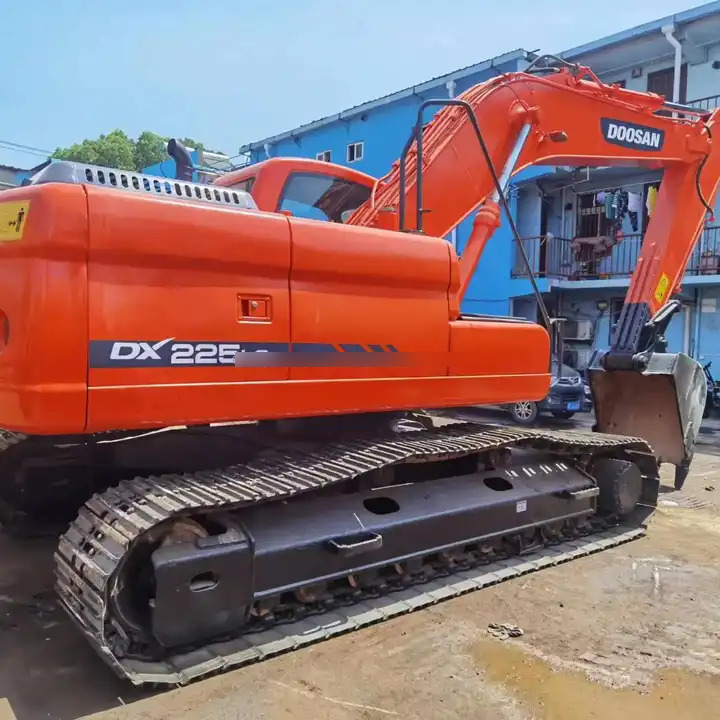 Second hand excavator used machinery equipment Doosan dx225 used excavators in stock for sale - Escavatore cingolato: foto 1 Second hand excavator used machinery equipment Doosan dx225 used excavators in stock for sale - Escavatore cingolato: foto 1