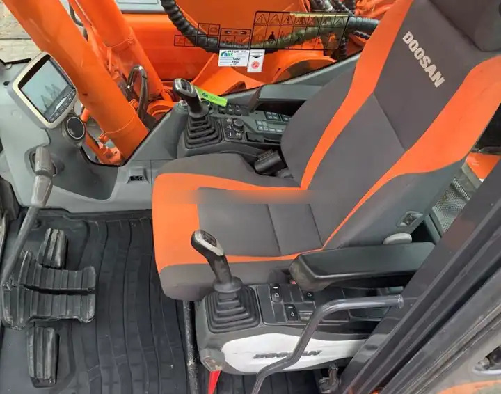 Second hand excavator used machinery equipment Doosan dx225 used excavators in stock for sale - Escavatore cingolato: foto 5 Second hand excavator used machinery equipment Doosan dx225 used excavators in stock for sale - Escavatore cingolato: foto 5