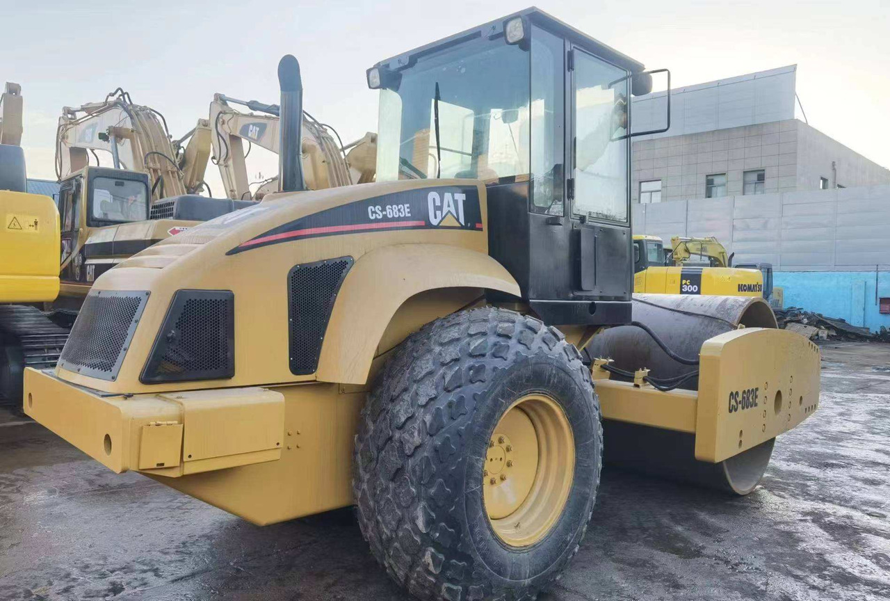 Used Road making machine CAT CS 683E roller - Rullo stradale: foto 3 Used Road making machine CAT CS 683E roller - Rullo stradale: foto 3