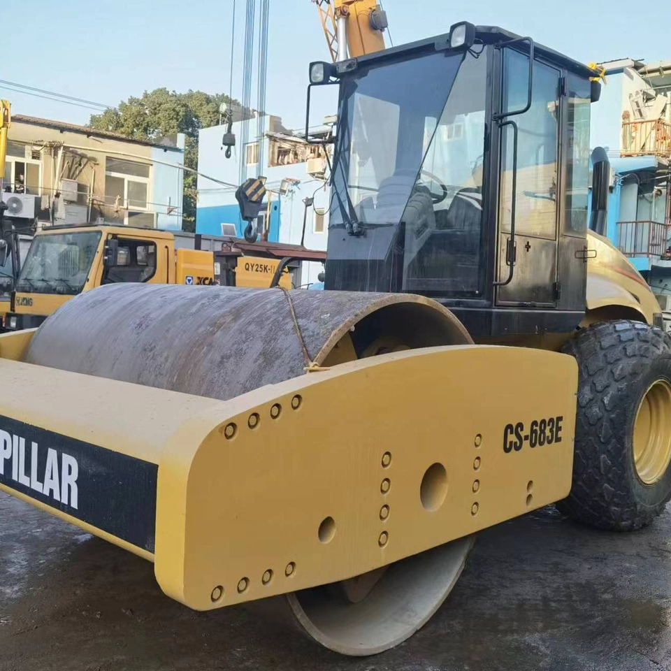 Used Road making machine CAT CS 683E roller - Rullo stradale: foto 1 Used Road making machine CAT CS 683E roller - Rullo stradale: foto 1