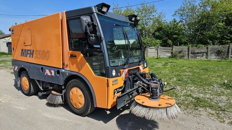 Mfh 5500 sweeper - with air conditionier - Spazzatrice stradale: foto 1 Mfh 5500 sweeper - with air conditionier - Spazzatrice stradale: foto 1