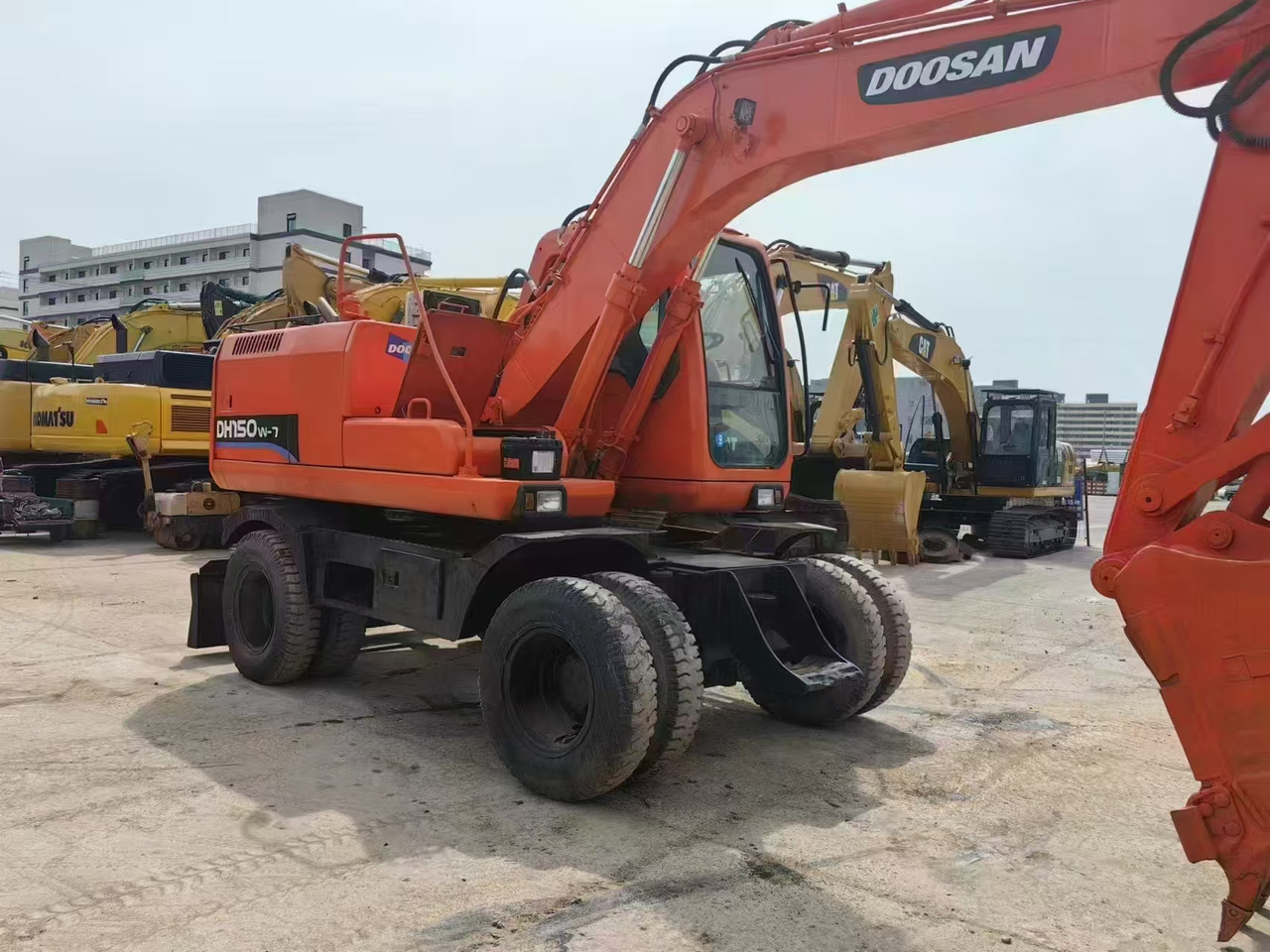 Doosan DX150 - Escavatore gommato: foto 1 Doosan DX150 - Escavatore gommato: foto 1
