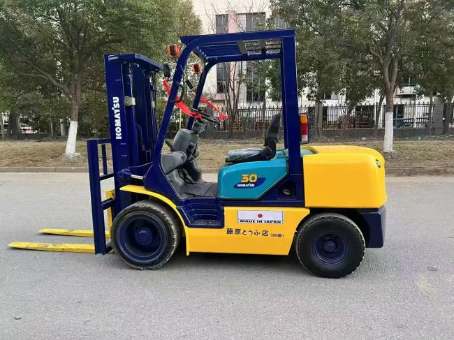 Komatsu FD30 - Piattaforma a pantografo: foto 1 Komatsu FD30 - Piattaforma a pantografo: foto 1