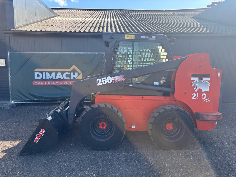 Thomas 250 new bucket! TOP!! 3600 kilo - Minipala: foto 1 Thomas 250 new bucket! TOP!! 3600 kilo - Minipala: foto 1