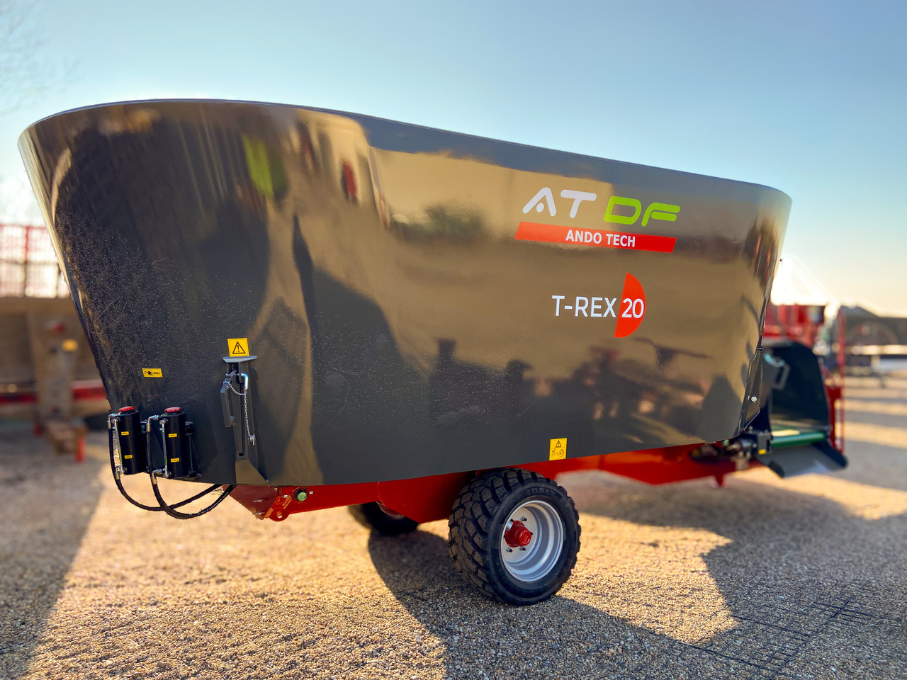 Ando Tech Futtermischwagen / Feed mixer / Melangeuse / Carro di alimentazione / Remolque alimentador / Кормораздатчик / Wóz paszowy T-REX 24 m3 - Carro miscelatore: foto 1 Ando Tech Futtermischwagen / Feed mixer / Melangeuse / Carro di alimentazione / Remolque alimentador / Кормораздатчик / Wóz paszowy T-REX 24 m3 - Carro miscelatore: foto 1