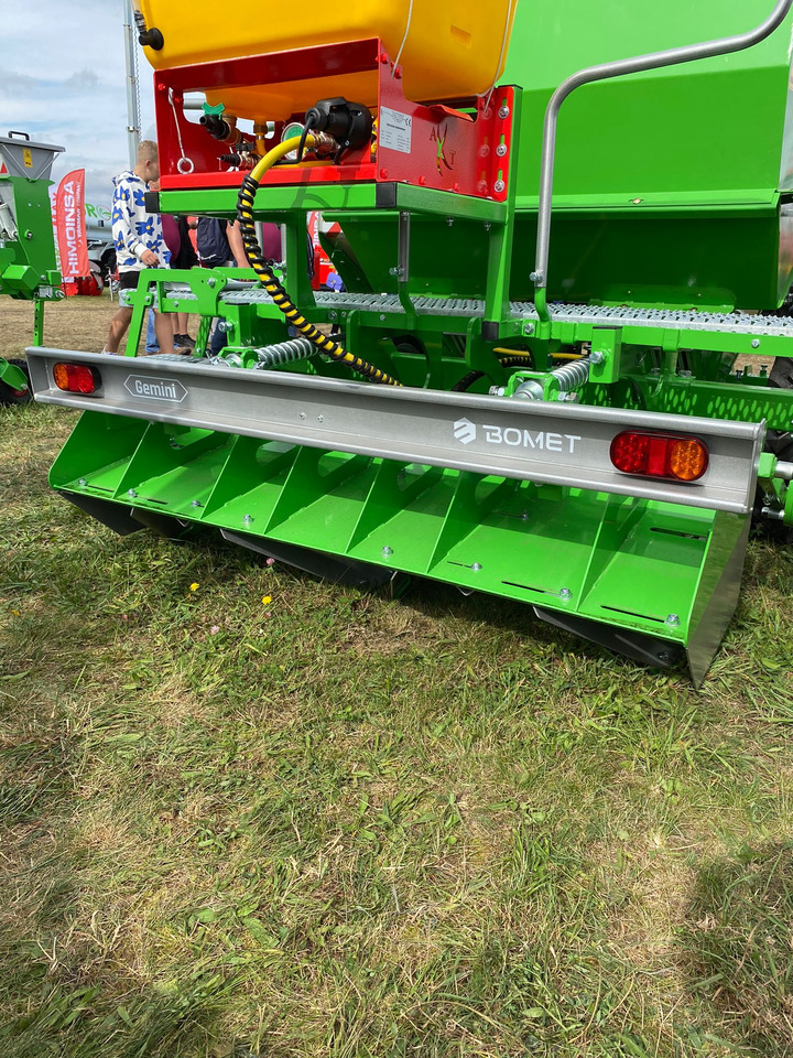 Leasing di Bomet Kartoffelpflanzmaschine / Potato planter / Planteuse de pomme de terre / Piantapatate / Sadzarka ziemniaków Bomet Kartoffelpflanzmaschine / Potato planter / Planteuse de pomme de terre / Piantapatate / Sadzarka ziemniaków: foto 6 Leasing di Bomet Kartoffelpflanzmaschine / Potato planter / Planteuse de pomme de terre / Piantapatate / Sadzarka ziemniaków Bomet Kartoffelpflanzmaschine / Potato planter / Planteuse de pomme de terre / Piantapatate / Sadzarka ziemniaków: foto 6