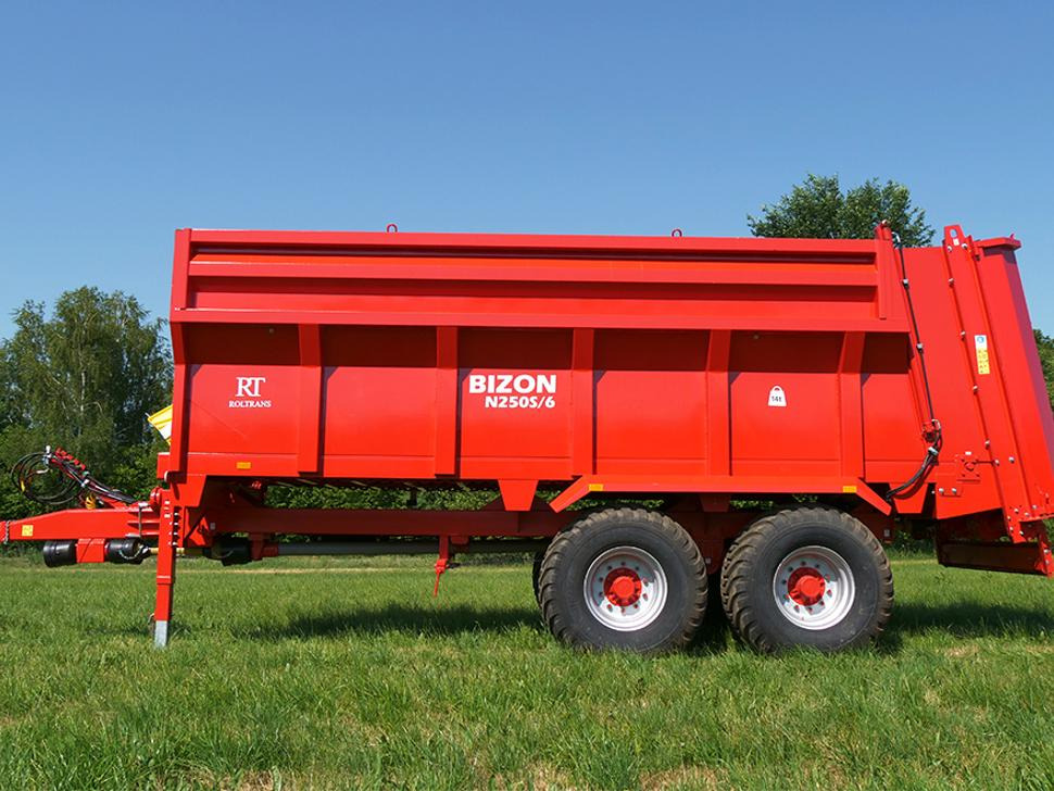 Roltrans Miststreuer / Manure spreader / Epandeur à fumier / Spandiletame / Разбрасыватель органических удобрений / Rozrzutnik obornika N205S/6 BIZON 14 t - Spandiletame: foto 3 Roltrans Miststreuer / Manure spreader / Epandeur à fumier / Spandiletame / Разбрасыватель органических удобрений / Rozrzutnik obornika N205S/6 BIZON 14 t - Spandiletame: foto 3