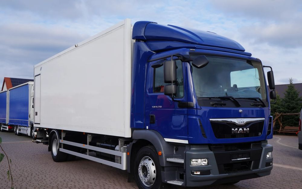 MAN TGM 18.250 EURO 6 CHŁODNIA KONTENER 7.50 m 275 TYS KM - Autocarro frigorifero: foto 1 MAN TGM 18.250 EURO 6 CHŁODNIA KONTENER 7.50 m 275 TYS KM - Autocarro frigorifero: foto 1