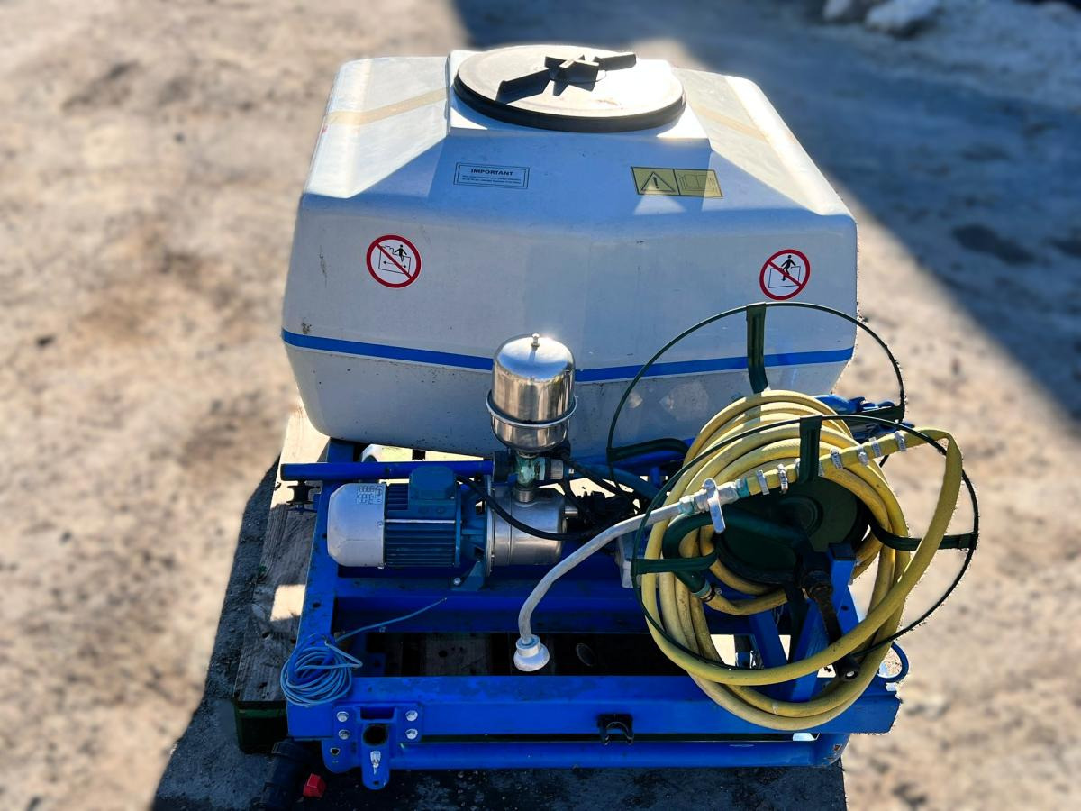 Polverizzatore portato BLANCHARD CUVE D'ARROSAGE PULVERISATEUR AVEC POMPE ELECTRIQUE SUR BERCE (NET DE TVA): foto 6 Polverizzatore portato BLANCHARD CUVE D'ARROSAGE PULVERISATEUR AVEC POMPE ELECTRIQUE SUR BERCE (NET DE TVA): foto 6