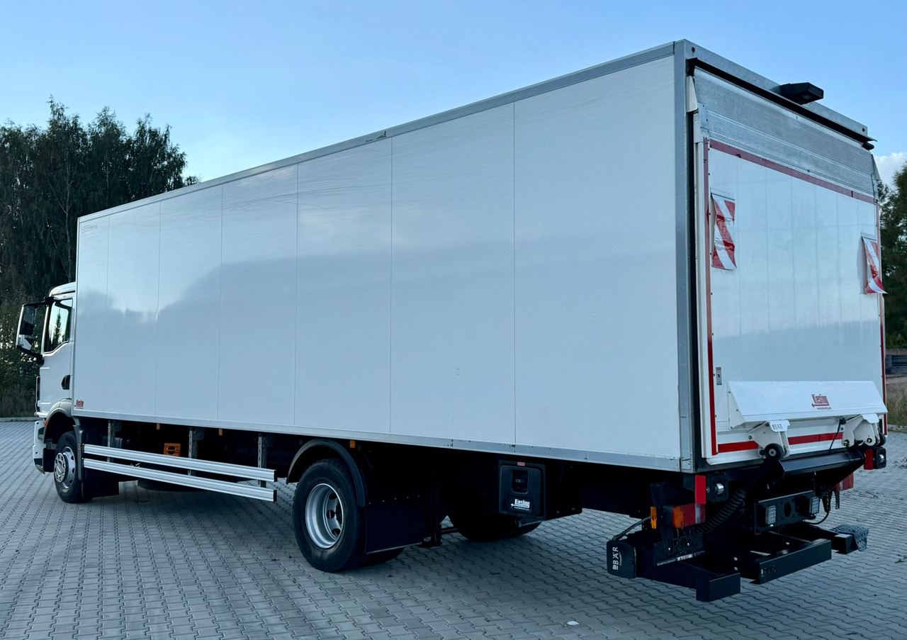 MAN TGM 15.290 / CHŁODNIA / WINDA / 8.3 M DŁUGOŚCI / 20 EUROPALET / THERMO KING / +30/-30 / AUTOMAT / 2021 ROK / SERWISOWANY - Autocarro frigorifero: foto 4 MAN TGM 15.290 / CHŁODNIA / WINDA / 8.3 M DŁUGOŚCI / 20 EUROPALET / THERMO KING / +30/-30 / AUTOMAT / 2021 ROK / SERWISOWANY - Autocarro frigorifero: foto 4