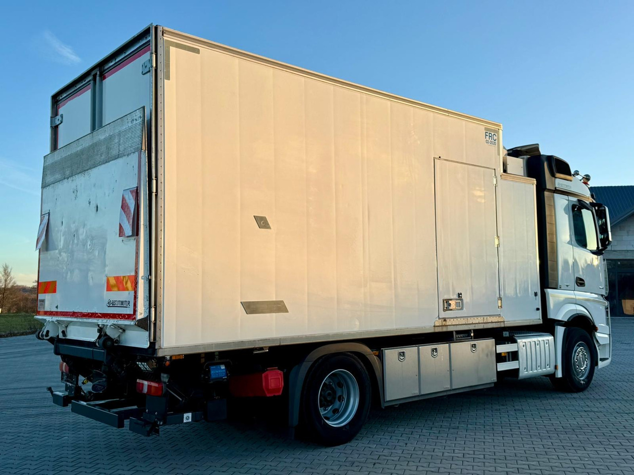 MERCEDES-BENZ ACTROS 1840 / CHŁODNIA / WINDA / 15 EUROPALET / 6.10 M DŁUGOŚCI / DUŻA KABINA / AUTOMAT / SPROWADZONY / SERWISOWANY / EURO 6 - Autocarro frigorifero: foto 3 MERCEDES-BENZ ACTROS 1840 / CHŁODNIA / WINDA / 15 EUROPALET / 6.10 M DŁUGOŚCI / DUŻA KABINA / AUTOMAT / SPROWADZONY / SERWISOWANY / EURO 6 - Autocarro frigorifero: foto 3