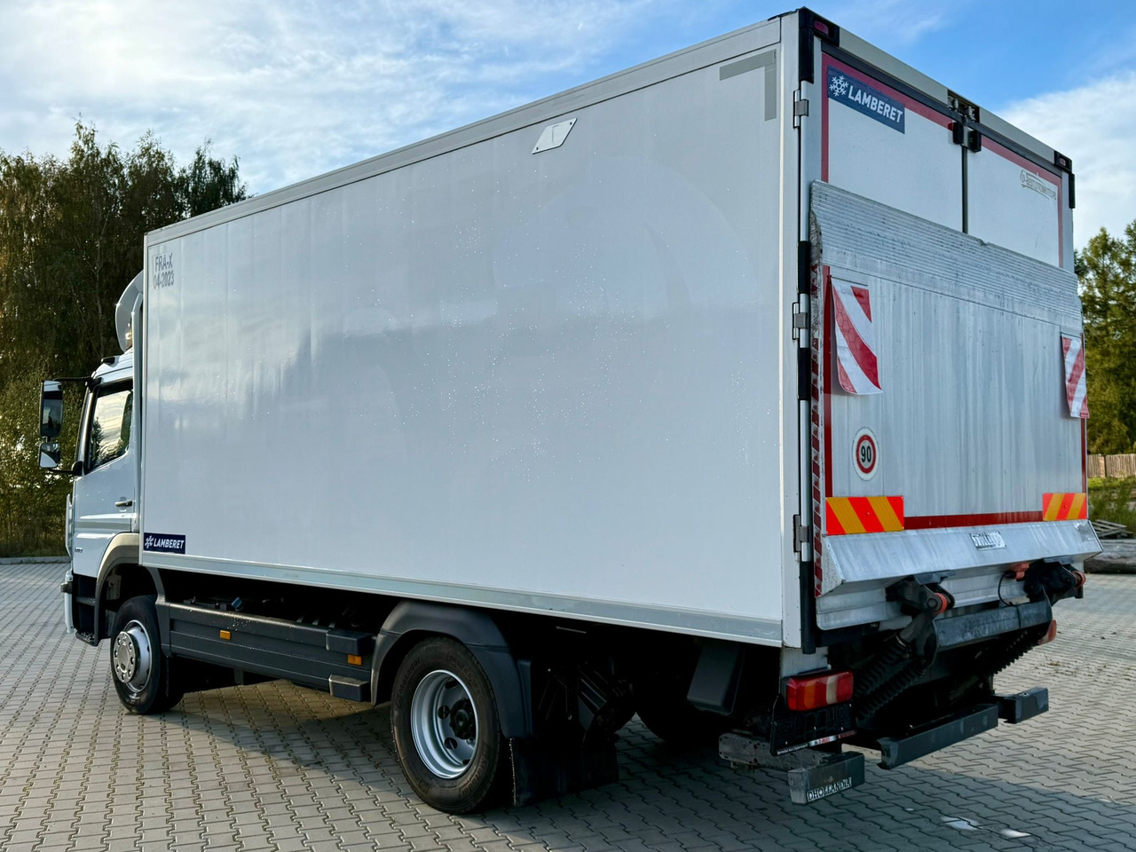 MERCEDES-BENZ ATEGO 1218 / CHŁODNIA / IZOTERMA / WINDA / 5.10 M DŁUGOŚCI / LAMBERET / AUTOMAT / 2017 ROK / 410 TYŚ KM - Autocarro frigorifero: foto 4 MERCEDES-BENZ ATEGO 1218 / CHŁODNIA / IZOTERMA / WINDA / 5.10 M DŁUGOŚCI / LAMBERET / AUTOMAT / 2017 ROK / 410 TYŚ KM - Autocarro frigorifero: foto 4