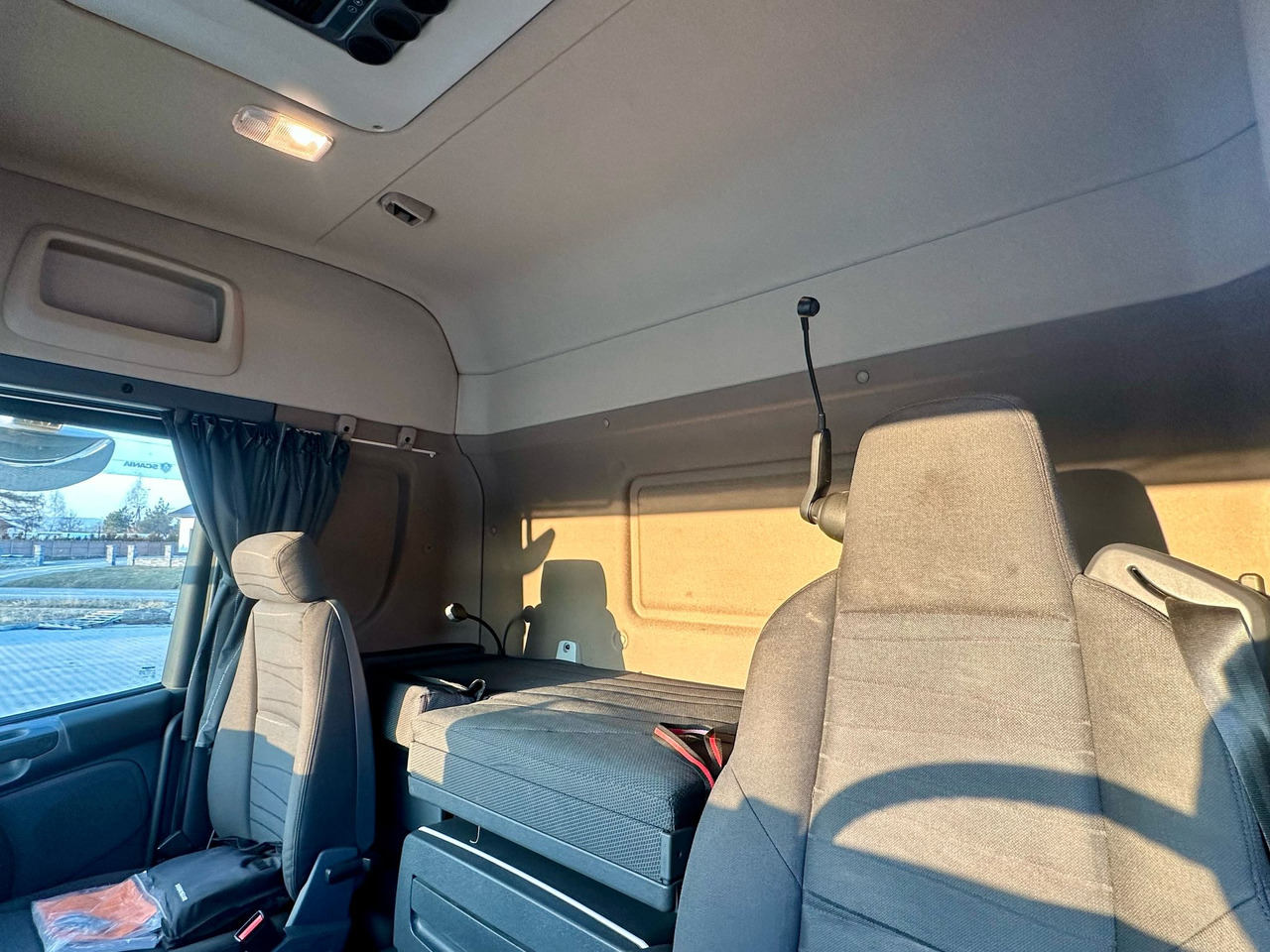 Autocarro cella isotermica SCANIA G360 / IZOTERMA / 6.8 M DŁUGOŚCI / AUTOMAT / CAŁA NA PODUSZKACH / KLIMA POSTOJOWA / ELEKTRYCZNA ROLETA TYŁ / SYPIALKA: foto 18