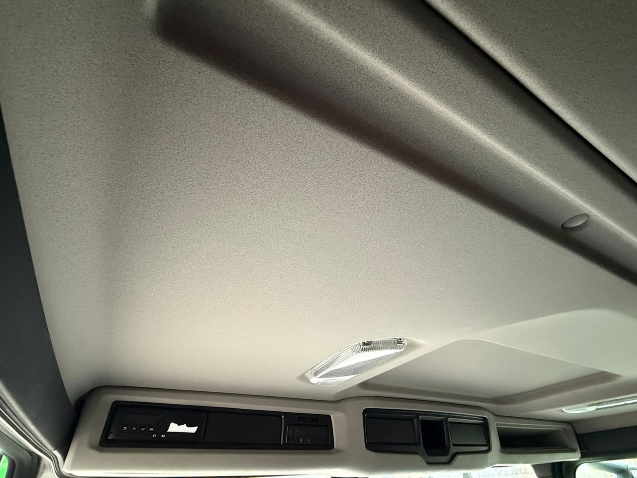 Autocarro con pianale/ Cassone fisso nuovo SCANIA P320 / PLATFORMA / NOWY / 5 TYŚ KM / SYPIALKA / 2023 ROK / CAŁA NA PODUSZKACH / 7.7 M DŁUGOŚCI / LAWETA / DO PRZEWOZU MASZYN ROLNICZYCH ITP: foto 25