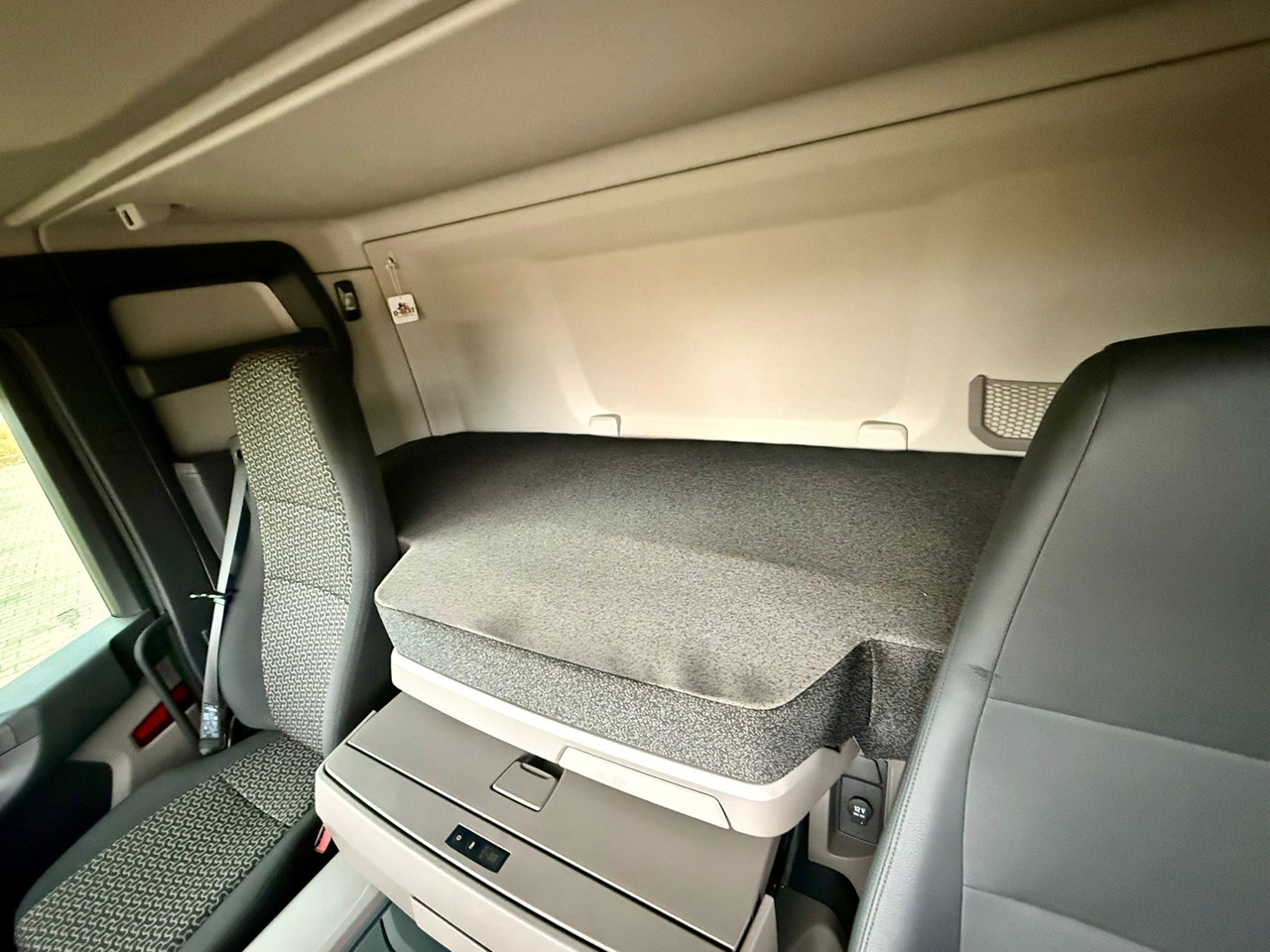 Autocarro con pianale/ Cassone fisso nuovo SCANIA P320 / PLATFORMA / NOWY / 5 TYŚ KM / SYPIALKA / 2023 ROK / CAŁA NA PODUSZKACH / 7.7 M DŁUGOŚCI / LAWETA / DO PRZEWOZU MASZYN ROLNICZYCH ITP: foto 21