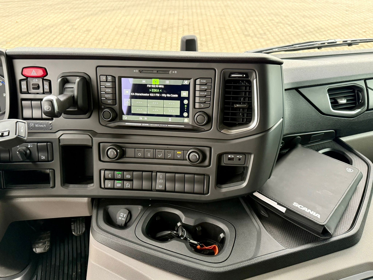 Autocarro con pianale/ Cassone fisso nuovo SCANIA P320 / PLATFORMA / NOWY / 5 TYŚ KM / SYPIALKA / 2023 ROK / CAŁA NA PODUSZKACH / 7.7 M DŁUGOŚCI / LAWETA / DO PRZEWOZU MASZYN ROLNICZYCH ITP: foto 24