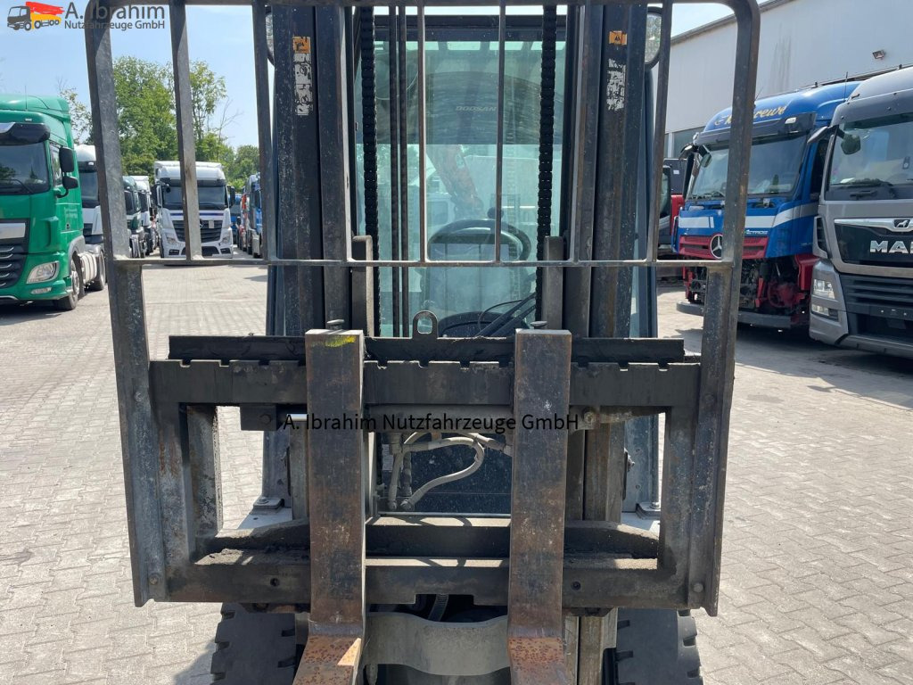 Doosan D30S-7 3000 kg Tragkraft Guter Zustand - Carrello elevatore diesel: foto 2 Doosan D30S-7 3000 kg Tragkraft Guter Zustand - Carrello elevatore diesel: foto 2