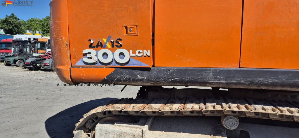 Hitachi ZX 300LCN-6 Schaden imHeckbereich, läuft aber !! 8125 h - Escavatore cingolato: foto 3 Hitachi ZX 300LCN-6 Schaden imHeckbereich, läuft aber !! 8125 h - Escavatore cingolato: foto 3