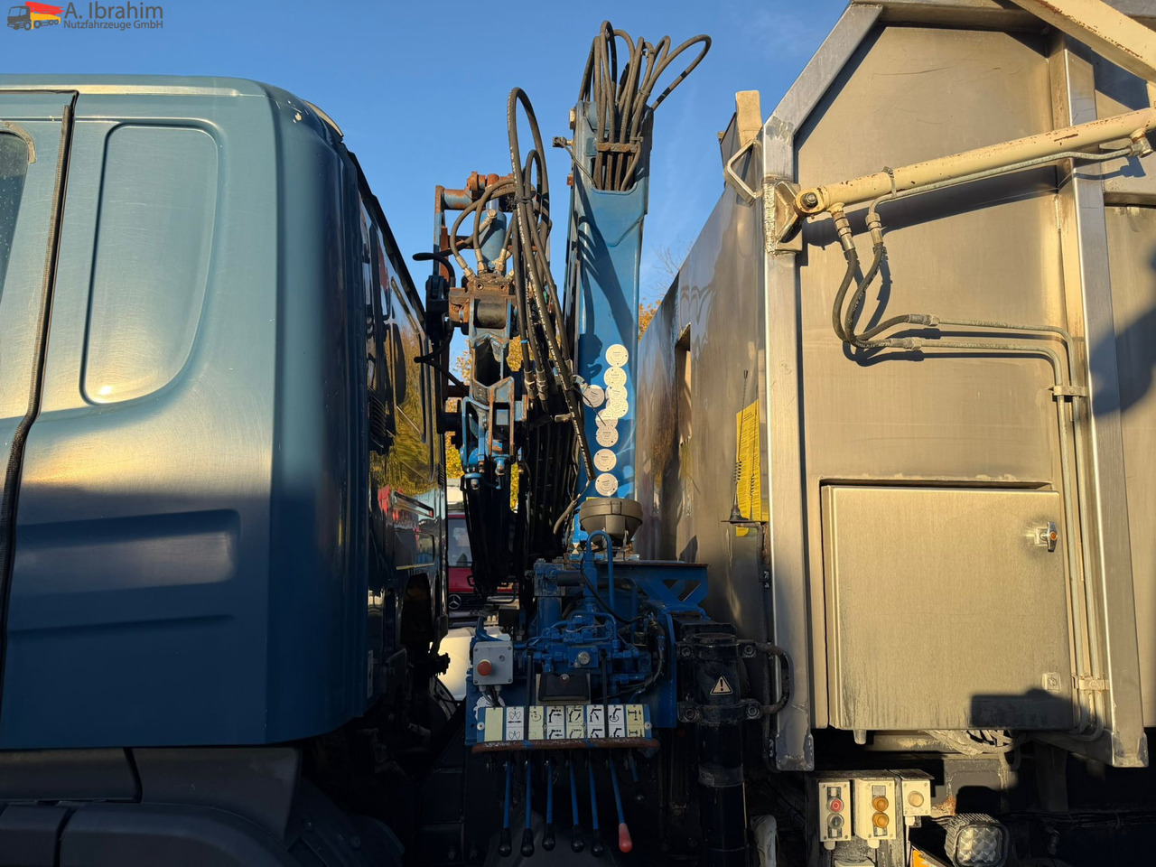 Scania B4X2 Edelstahlkipper für Tierkörperbeseitigung Kran MKG - Camion immondizia: foto 4 Scania B4X2 Edelstahlkipper für Tierkörperbeseitigung Kran MKG - Camion immondizia: foto 4