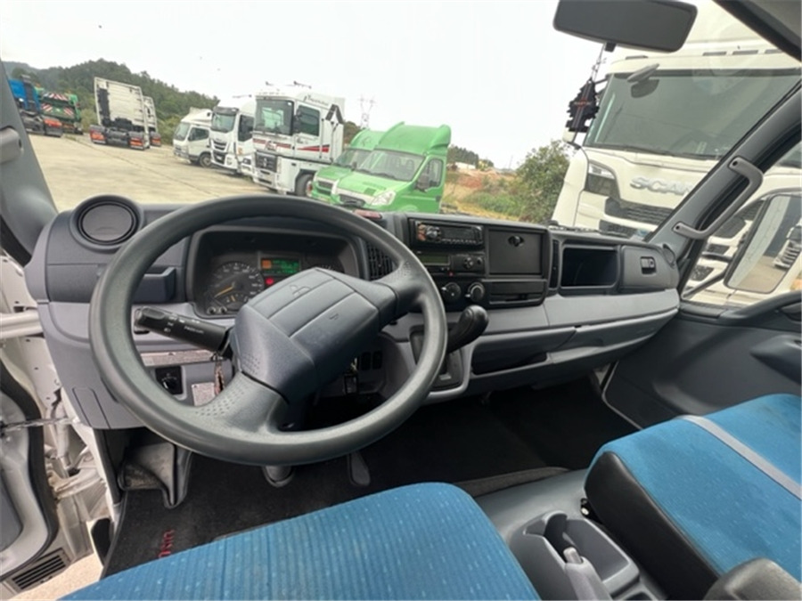 Foto d'interni 1: Autocarro cella isotermica Mitsubishi 7C18