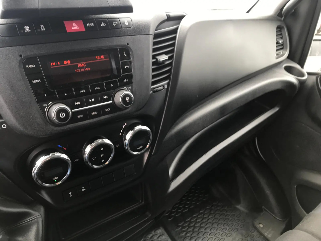 IVECO DAILY 35C16 CC 3000 - Furgone centinato: foto 5 IVECO DAILY 35C16 CC 3000 - Furgone centinato: foto 5