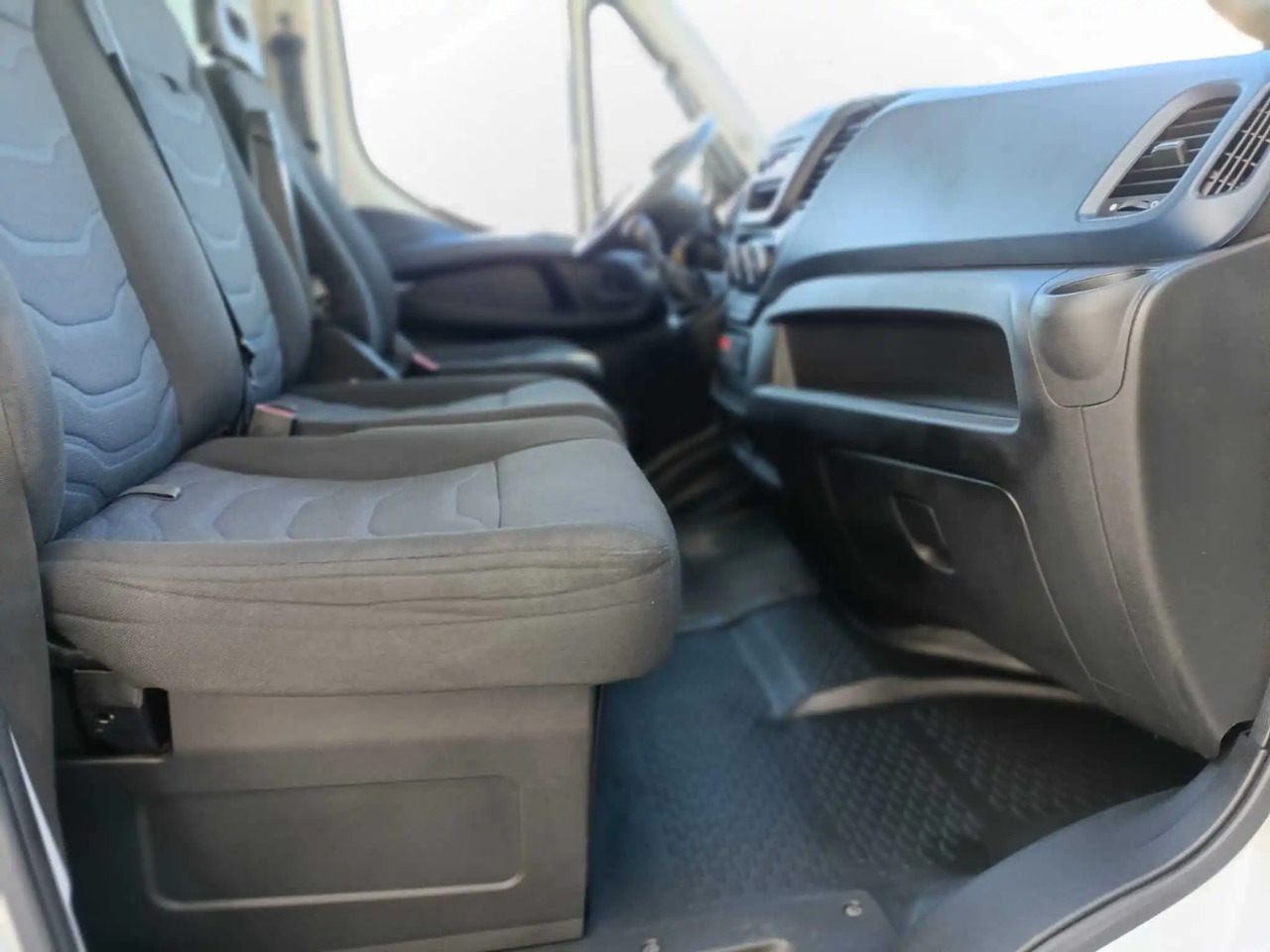 IVECO DAILY 60C18 RIBALTABILE CON GRU - Autocarro ribaltabile: foto 4 IVECO DAILY 60C18 RIBALTABILE CON GRU - Autocarro ribaltabile: foto 4