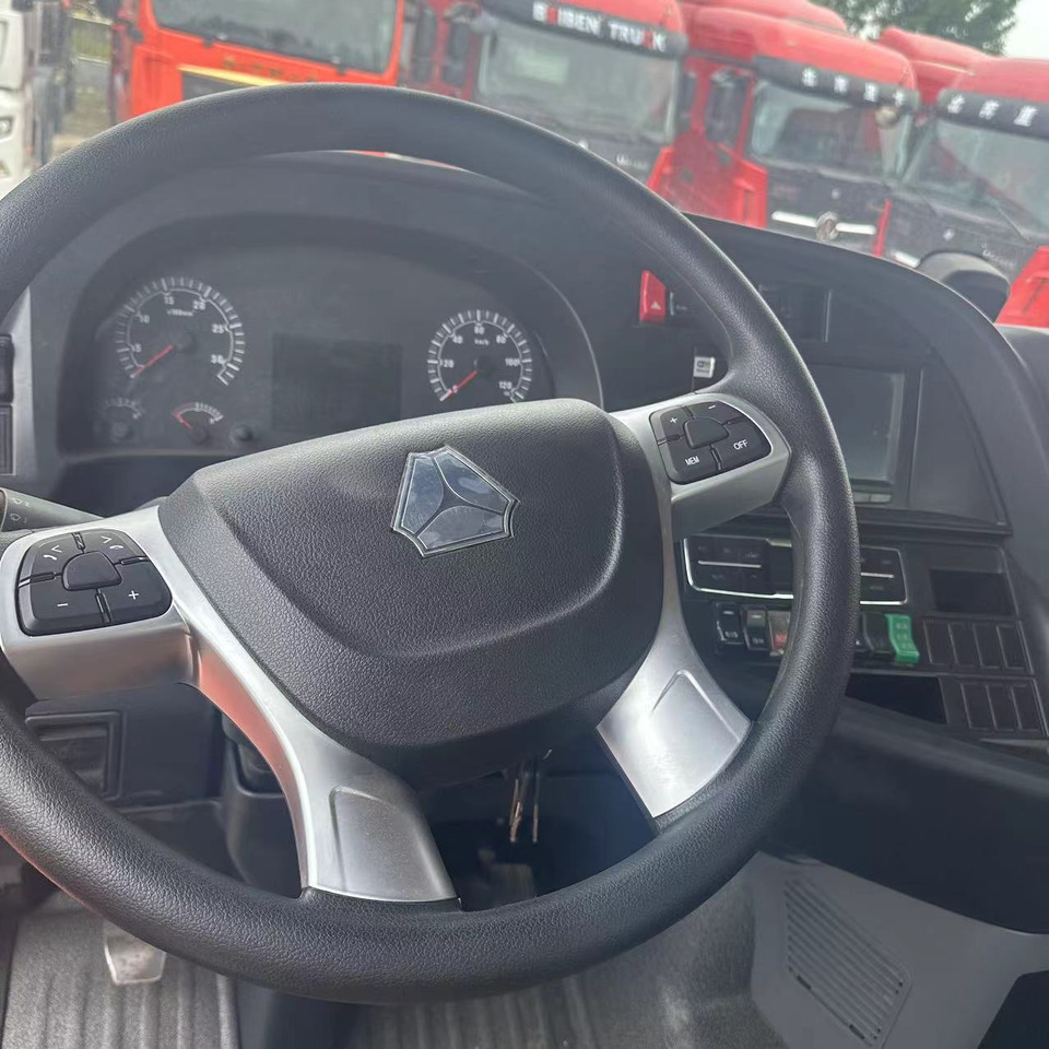 Sinotruk - Trattore stradale: foto 1 Sinotruk - Trattore stradale: foto 1