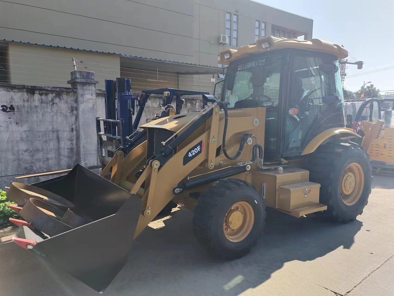 CATERPILLAR 420F - Terna: foto 1 CATERPILLAR 420F - Terna: foto 1
