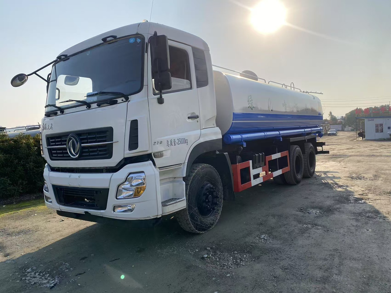 DONGFENG 20000L water truck Sprinkler - Camion cisterna: foto 1 DONGFENG 20000L water truck Sprinkler - Camion cisterna: foto 1
