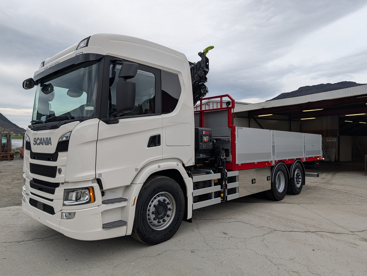 Scania G420 6x2 med HIAB 232-E5 Hipro og MCE påbygg - Autocarro con pianale/ Cassone fisso, Camion con gru: foto 3 Scania G420 6x2 med HIAB 232-E5 Hipro og MCE påbygg - Autocarro con pianale/ Cassone fisso, Camion con gru: foto 3