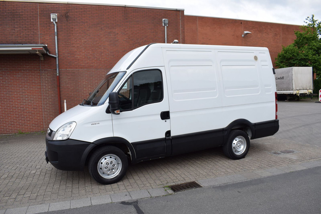 Iveco Daily 35 S 14L2H2 AHK Regale Standheizung - Furgone chiuso: foto 2 Iveco Daily 35 S 14L2H2 AHK Regale Standheizung - Furgone chiuso: foto 2