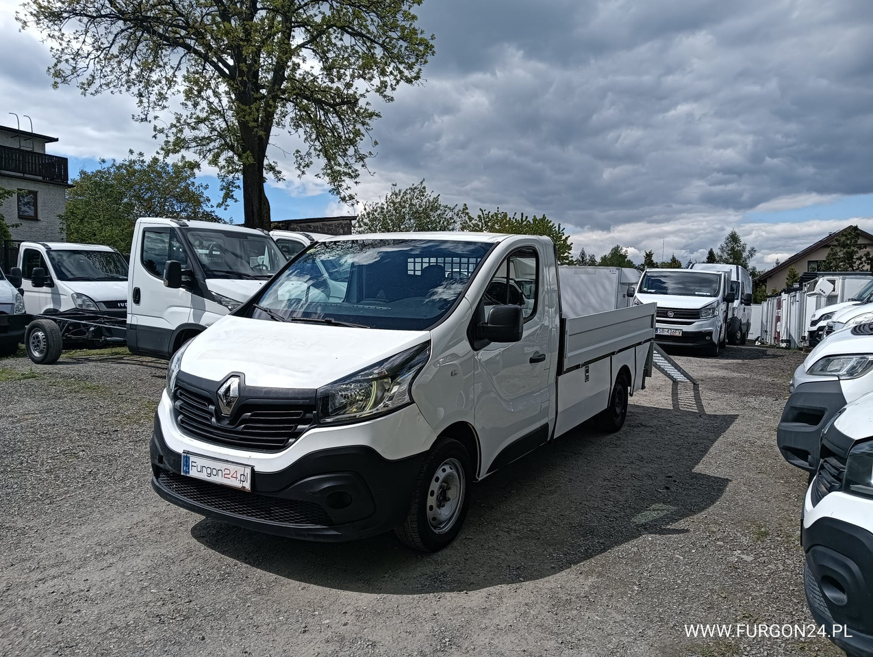 RENAULT TRAFIC SKRZYNIA PAKA Z NAJAZDAMI I PÓŁKAMI NR 689 - Furgone con cassone fisso: foto 1 RENAULT TRAFIC SKRZYNIA PAKA Z NAJAZDAMI I PÓŁKAMI NR 689 - Furgone con cassone fisso: foto 1