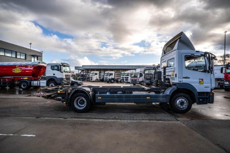 Mercedes ATEGO 1224 // HAYON DHOLLANDIA - Autocarro portacontainer/ Caisse interchangeable: foto 3 Mercedes ATEGO 1224 // HAYON DHOLLANDIA - Autocarro portacontainer/ Caisse interchangeable: foto 3