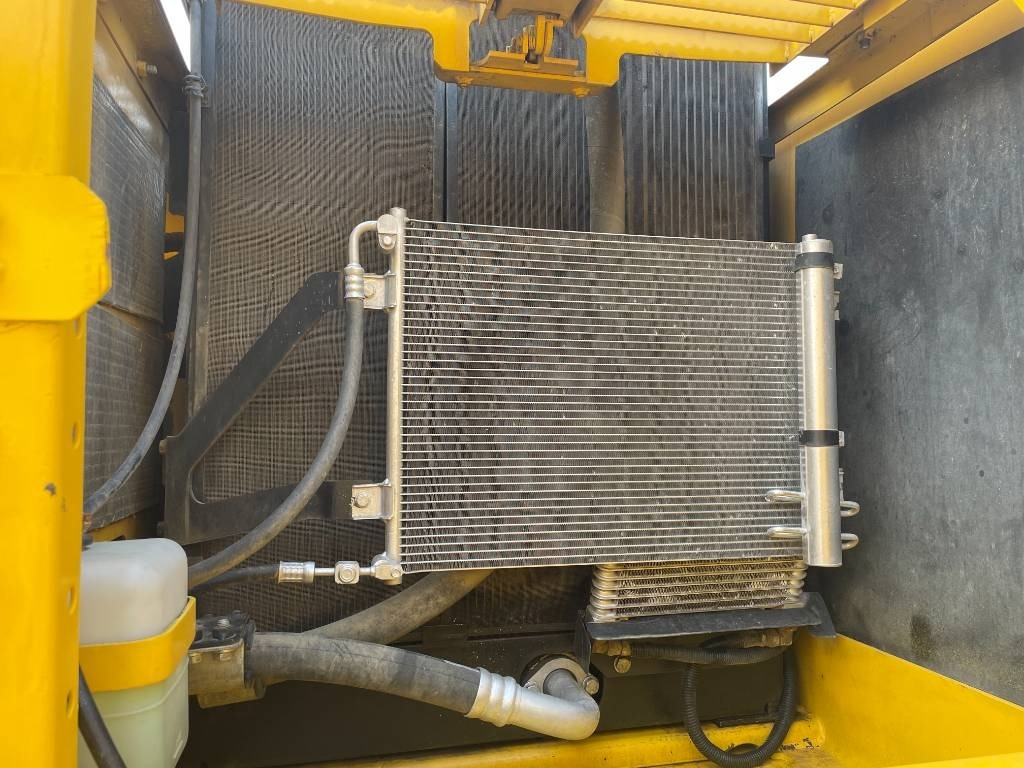 Komatsu PC220 - Escavatore cingolato: foto 4 Komatsu PC220 - Escavatore cingolato: foto 4