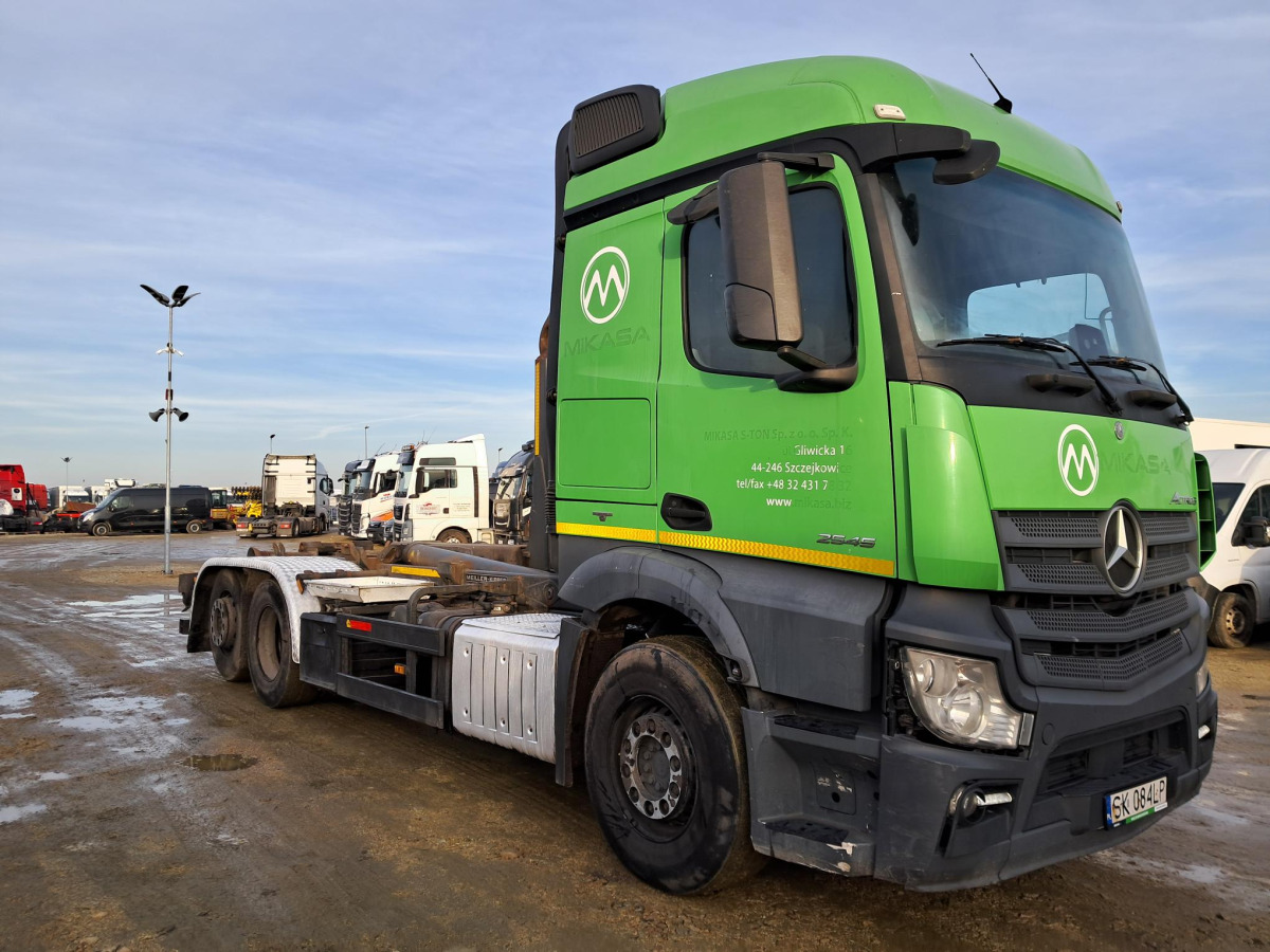 MERCEDES BENZ ACTROS HAKOWIEC - Autocarro scarrabile: foto 1 MERCEDES BENZ ACTROS HAKOWIEC - Autocarro scarrabile: foto 1