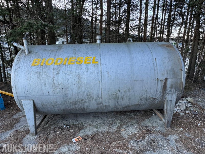 1982 Dieseltank 6000 liter med pumpe og telleverk - Attrezzatura da costruzione: foto 2 1982 Dieseltank 6000 liter med pumpe og telleverk - Attrezzatura da costruzione: foto 2