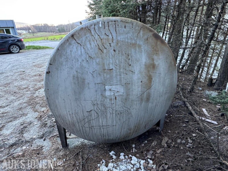 1982 Dieseltank 6000 liter med pumpe og telleverk - Attrezzatura da costruzione: foto 4 1982 Dieseltank 6000 liter med pumpe og telleverk - Attrezzatura da costruzione: foto 4