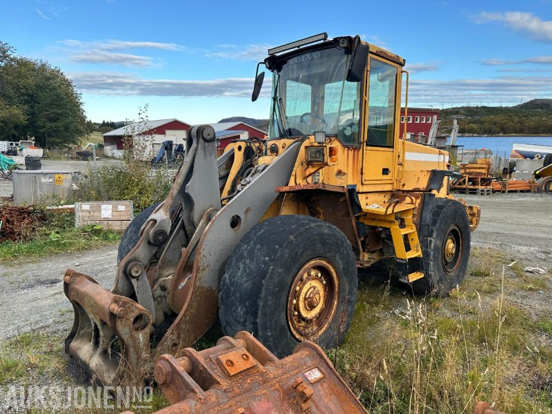 2002 Volvo L90D hjullaster – 17 tonn // Helgummihjul // Sentralsmøring - Pala gommata: foto 1 2002 Volvo L90D hjullaster – 17 tonn // Helgummihjul // Sentralsmøring - Pala gommata: foto 1