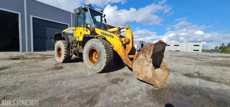 2004 Komatsu WA320, kun 9.000 arbeidstimer! Pallegafler + Skuffe inkludert, 3dje funksjon, SERTIFISERT! - Pala gommata: foto 4 2004 Komatsu WA320, kun 9.000 arbeidstimer! Pallegafler + Skuffe inkludert, 3dje funksjon, SERTIFISERT! - Pala gommata: foto 4