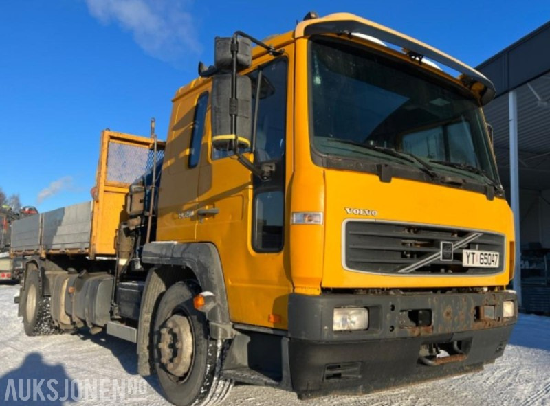 2006 Volvo FL6 med tipp og kran NYLIG EU OK TIL 22.10.2026 - Camion con gru: foto 2 2006 Volvo FL6 med tipp og kran NYLIG EU OK TIL 22.10.2026 - Camion con gru: foto 2