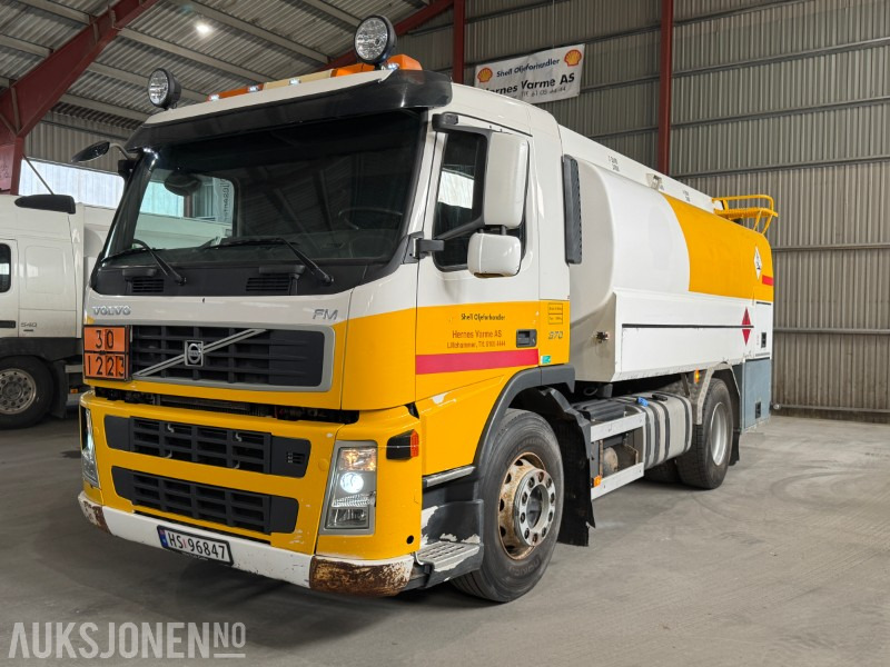 2010 Volvo FM 370 tankbil med 12000 liters tank - Camion cisterna: foto 1 2010 Volvo FM 370 tankbil med 12000 liters tank - Camion cisterna: foto 1